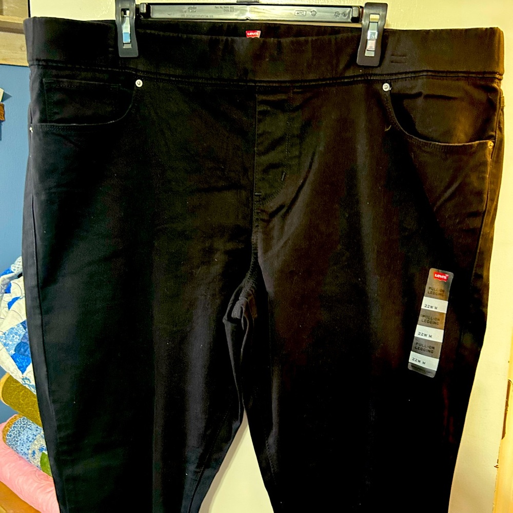 Women’s new with tag, Levi’s black pull on jeans 22W